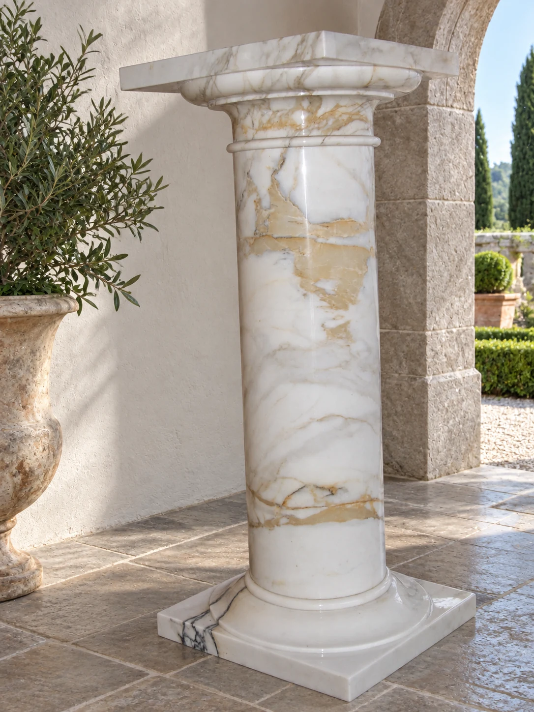 Colonna in Marmo Bianco Calacatta, ambientazione in porticato antico.