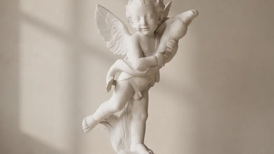 Putto del verrocchio in marmo bianco, con putto alato in movimento con le braccia raccolte sul petto