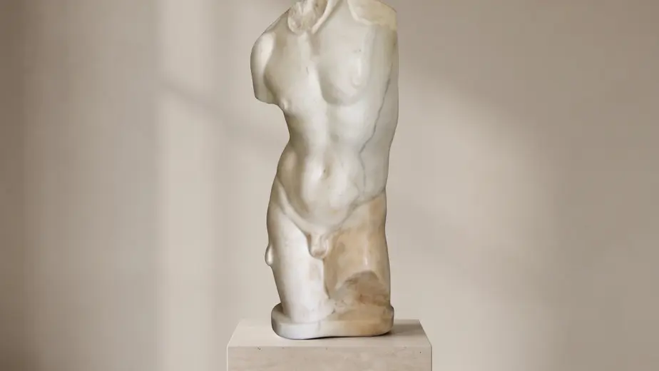 Torso virile classico in marmo bianco anticato, con torso maschile privo di testa e braccia con modellato anatomico