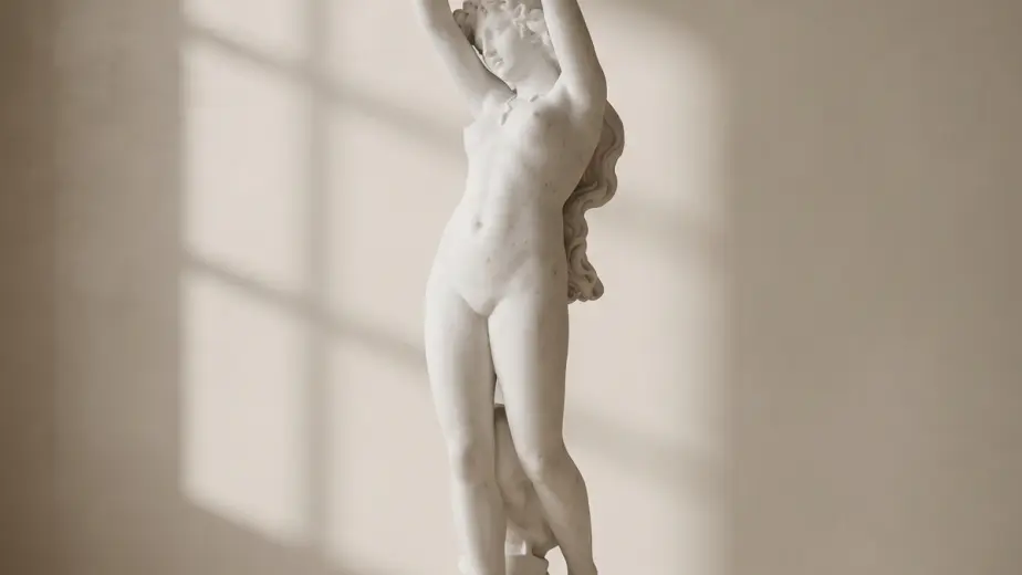 Chioma di berenice in marmo bianco carrara, con figura femminile con lunga capigliatura e braccia sollevate