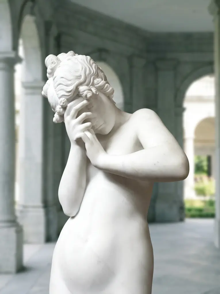 Statua la Timidezza Scolpita in Marmo Bianco di Carrara