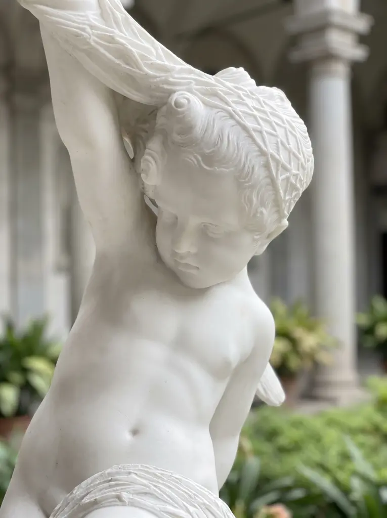 Statua Putto Pescatore in Marmo Bianco di Carrara