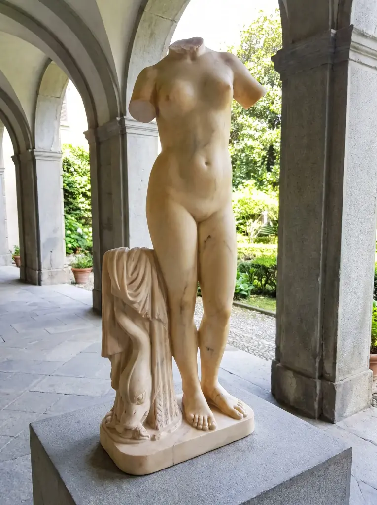 Statua Venere di Cirene Scolpita in Marmo Bianco Carrara Patinata Antichizzata