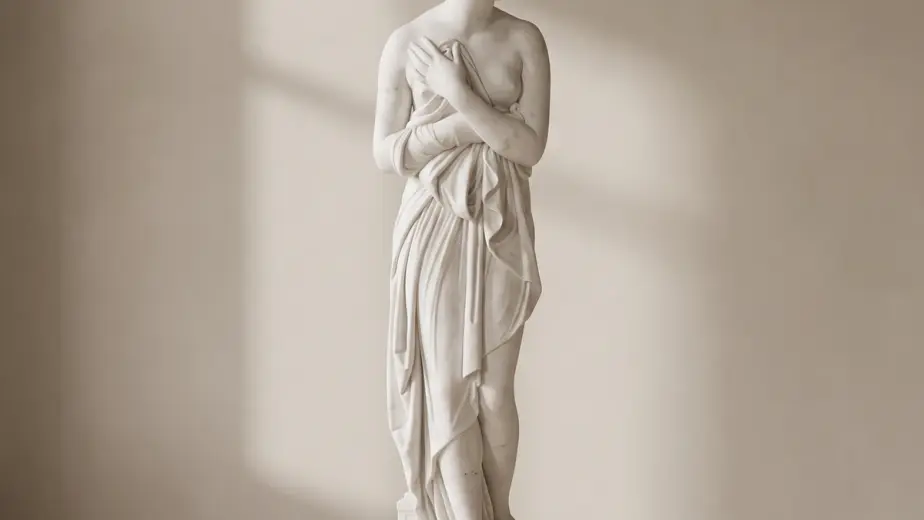 Venere italica del canova in marmo bianco, con figura femminile in piedi avvolta da un panneggio