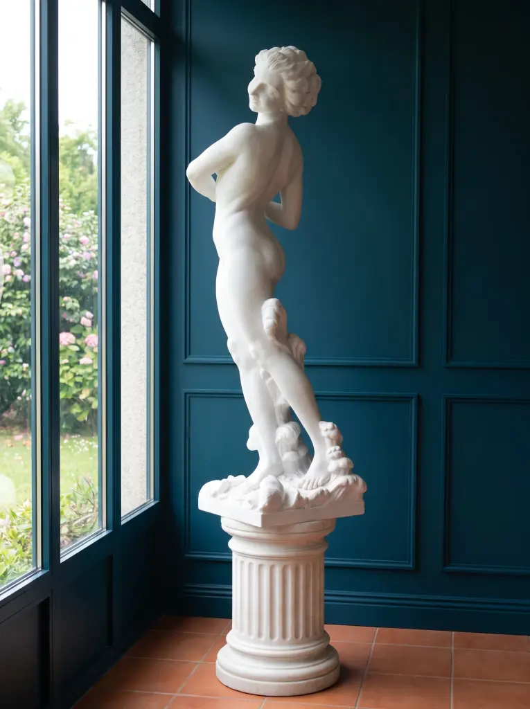 Statua Venere sull'Onda in Marmo Bianco di Carrara, ambientazione in giardino d inverno