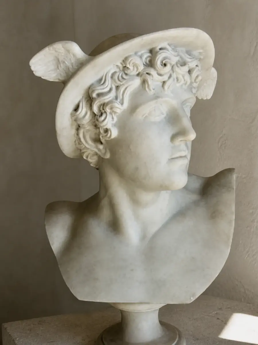Il busto raffigura Mercurio con il caratteristico elmo alato, riccioli definiti e sguardo rivolto verso l'alto