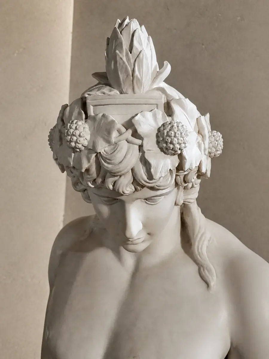 Il busto raffigura Dionisio, o Bacco, con una complessa corona di foglie e frutti