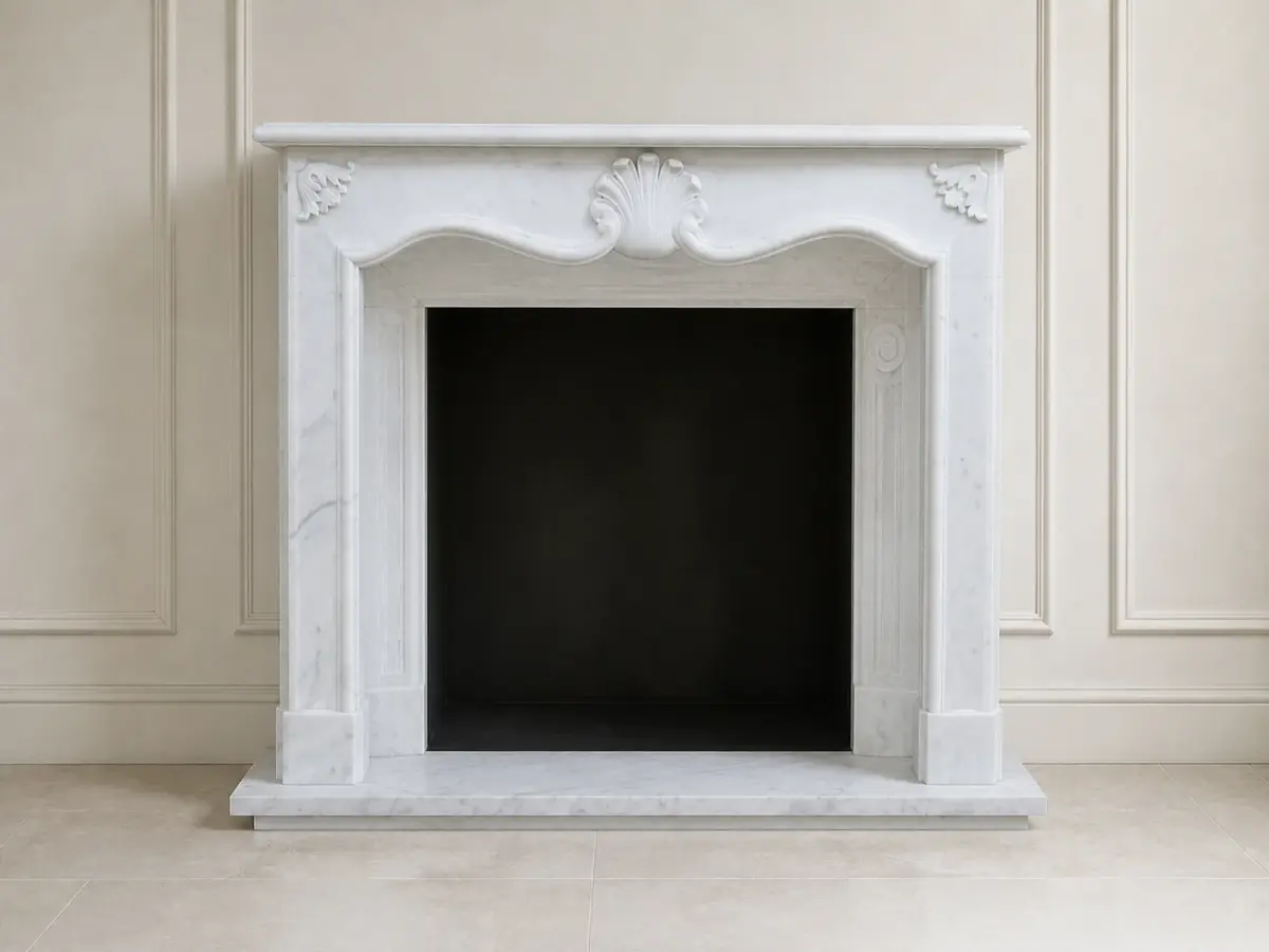 Il caminetto in marmo bianco statuario presenta una cornice compatta, mensola superiore sporgente e un motivo scolpito al centro