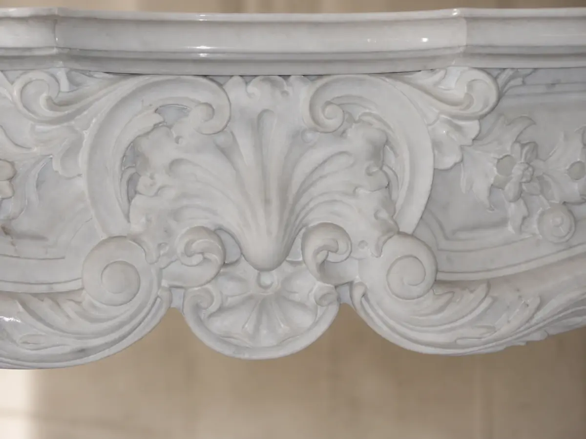 L'immagine mostra un dettaglio ravvicinato della fascia ornamentale di un camino
