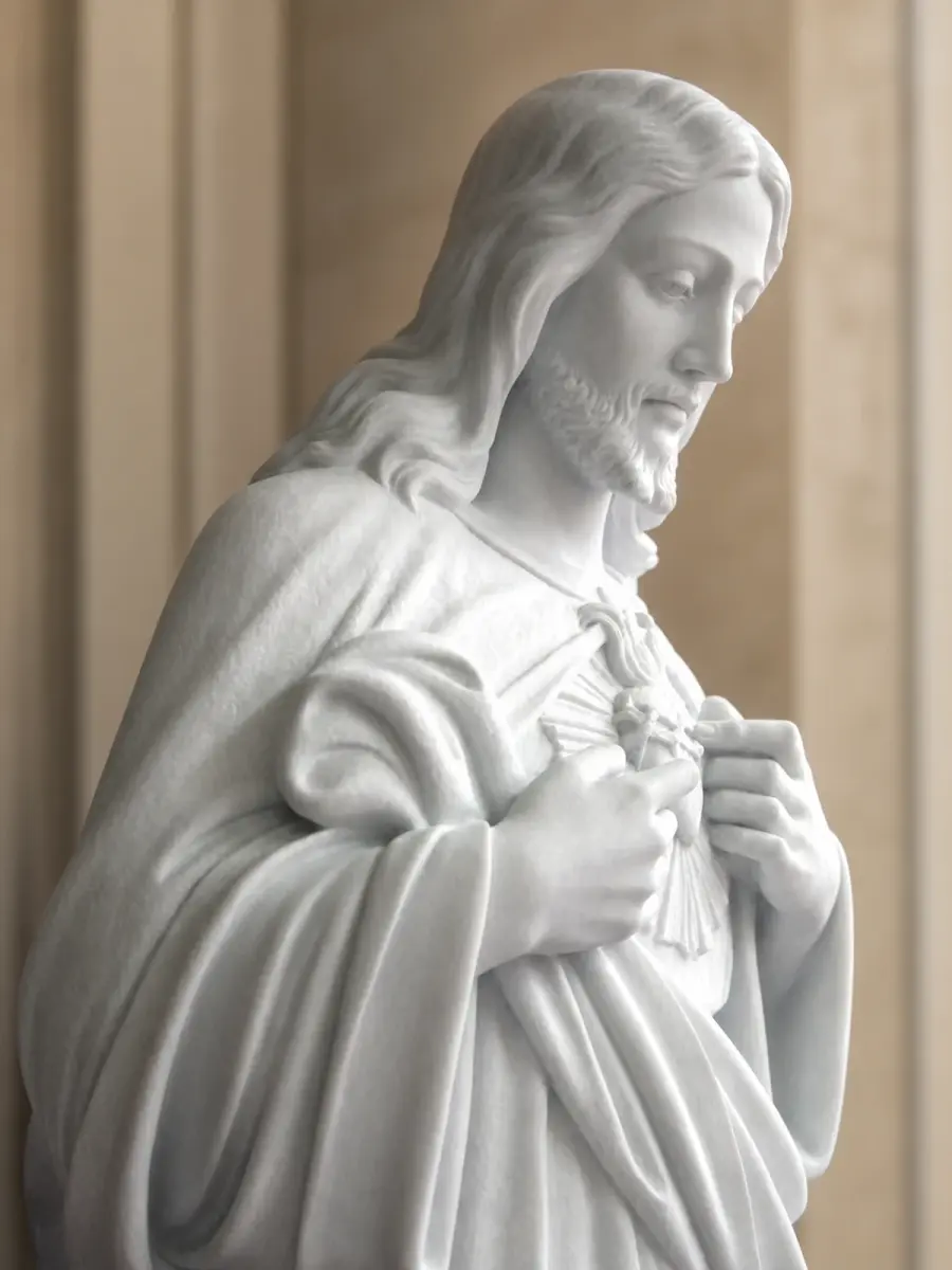 Sacro cuore di gesù in marmo bianco, con figura di Cristo con mani sul petto e veste panneggiata