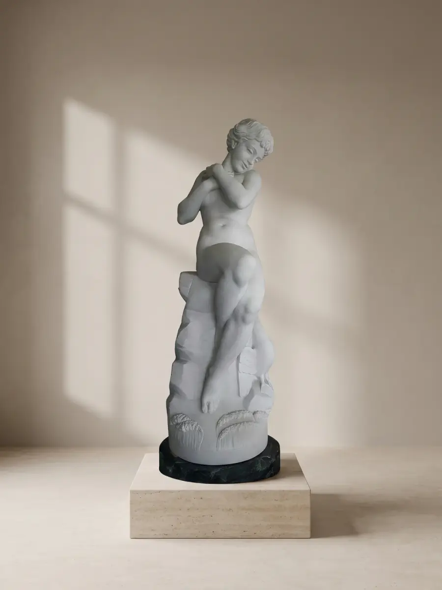 Statua leda e il cigno in marmo, con figura femminile seduta sopra il cigno con elementi vegetali alla base