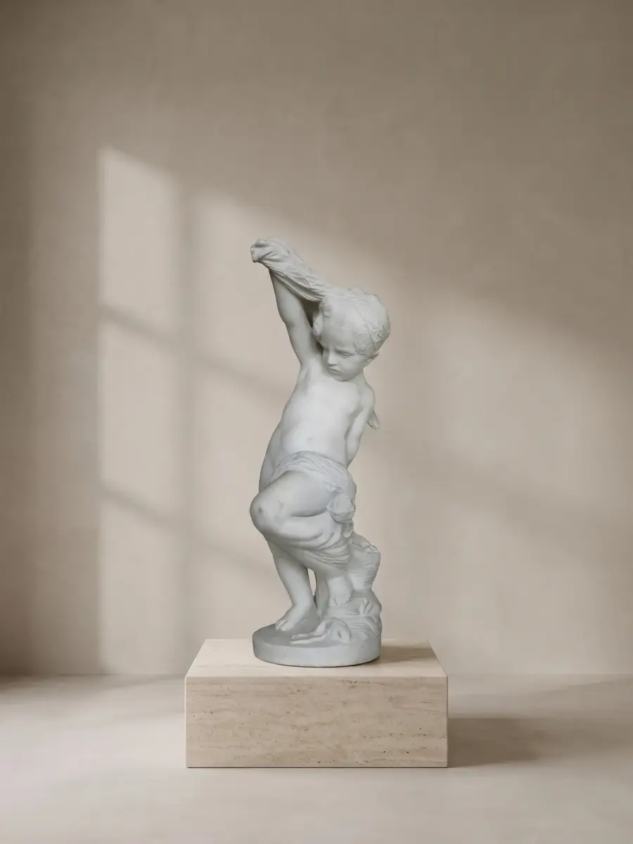 Putto pescatore in marmo bianco carrara, con putto con una rete da pesca sollevata sopra il capo