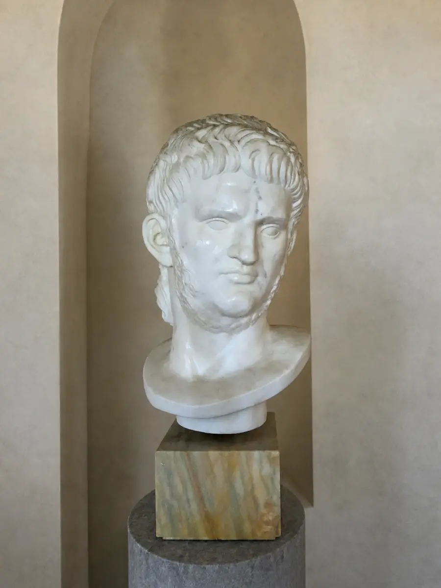 Ritratto dell'imperatore romano Nerone scolpito a tutto tondo, con capigliatura corta e sguardo frontale